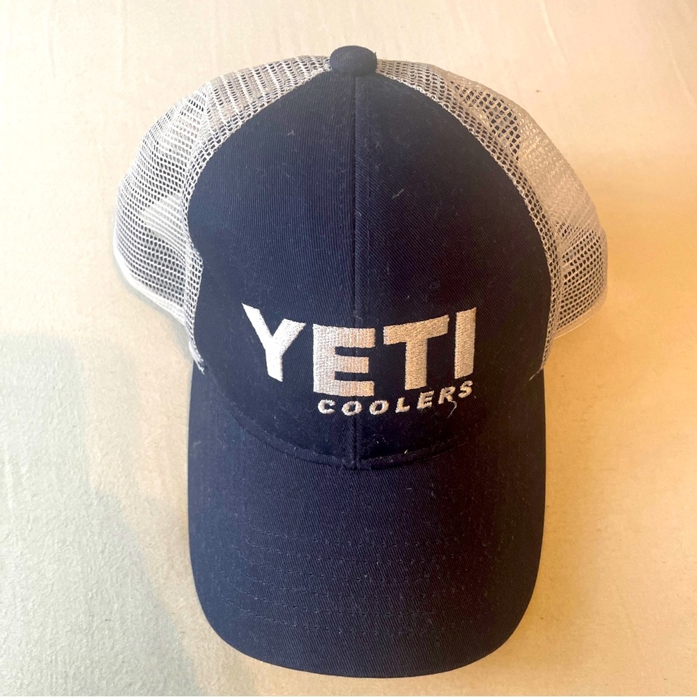 Yeti coolers SnapBack mesh hat in navy and white. Preowned in good condition.
